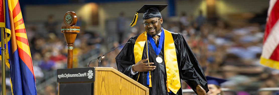 韦伯斯特的玫瑰 walks across stage at Pima's Commencement 2022